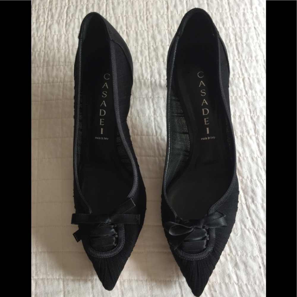 EUC Casadei black pointy toe kitten heel shoe